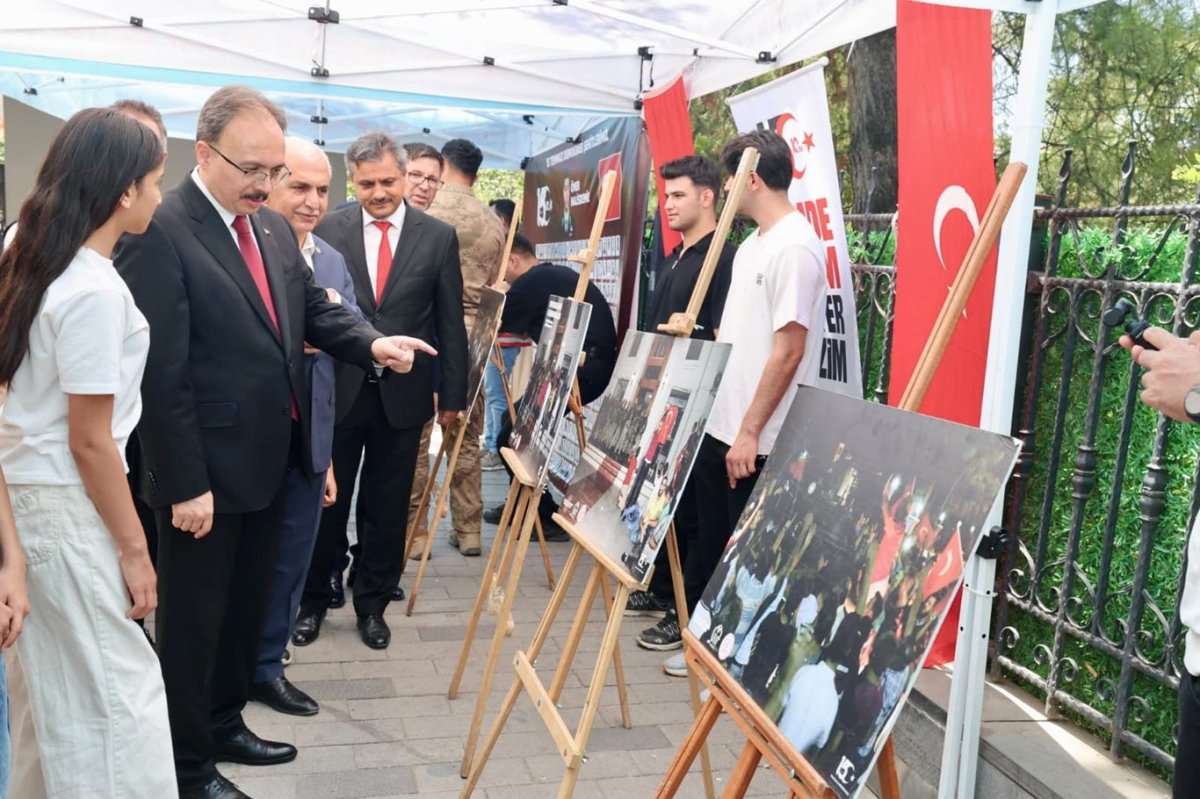 Siirt'te 15 Temmuz fotoğraf sergisi ziyarete açıldı
