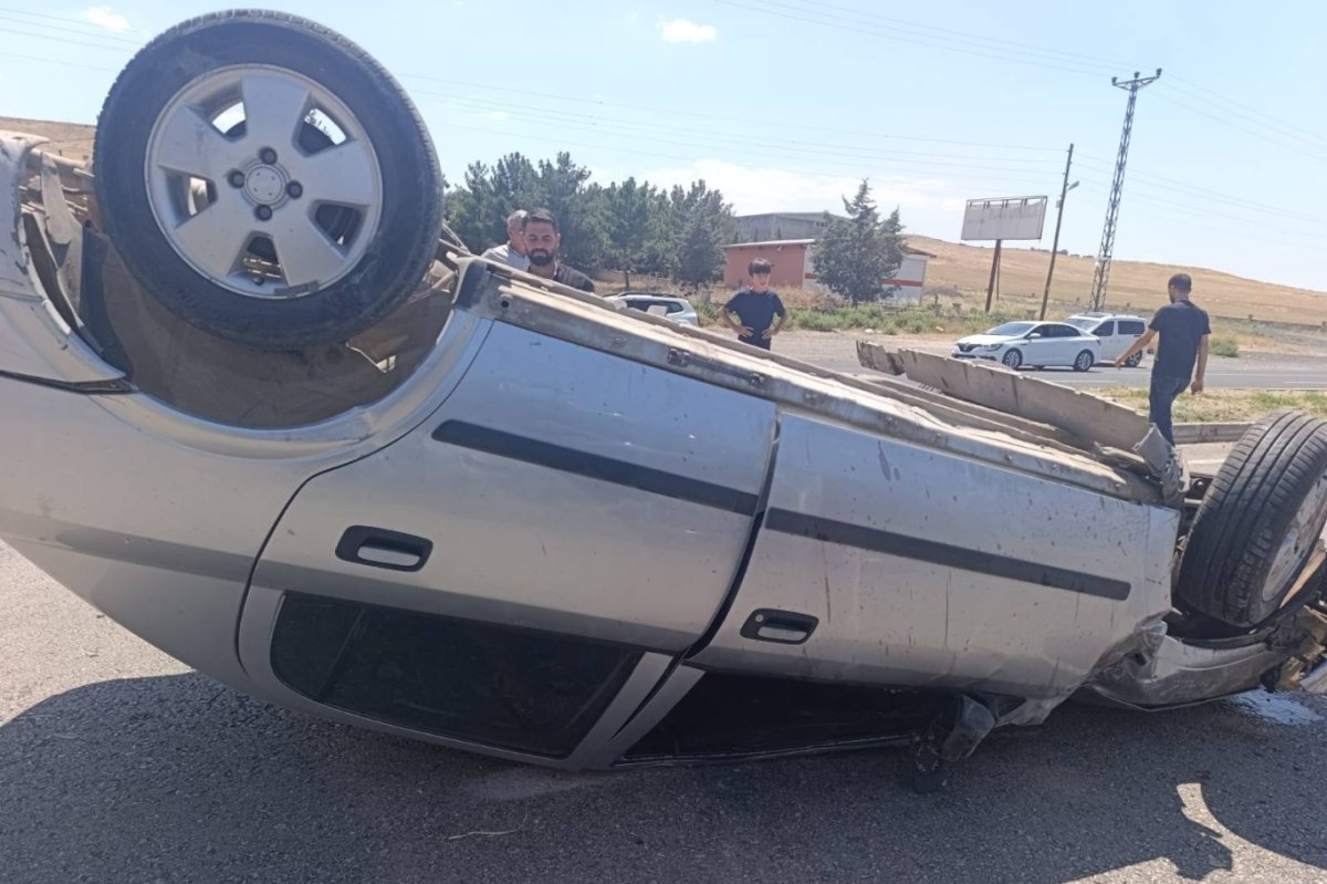 Diyarbakır'da kontrolden çıkan otomobil takla attı: 1 yaralı