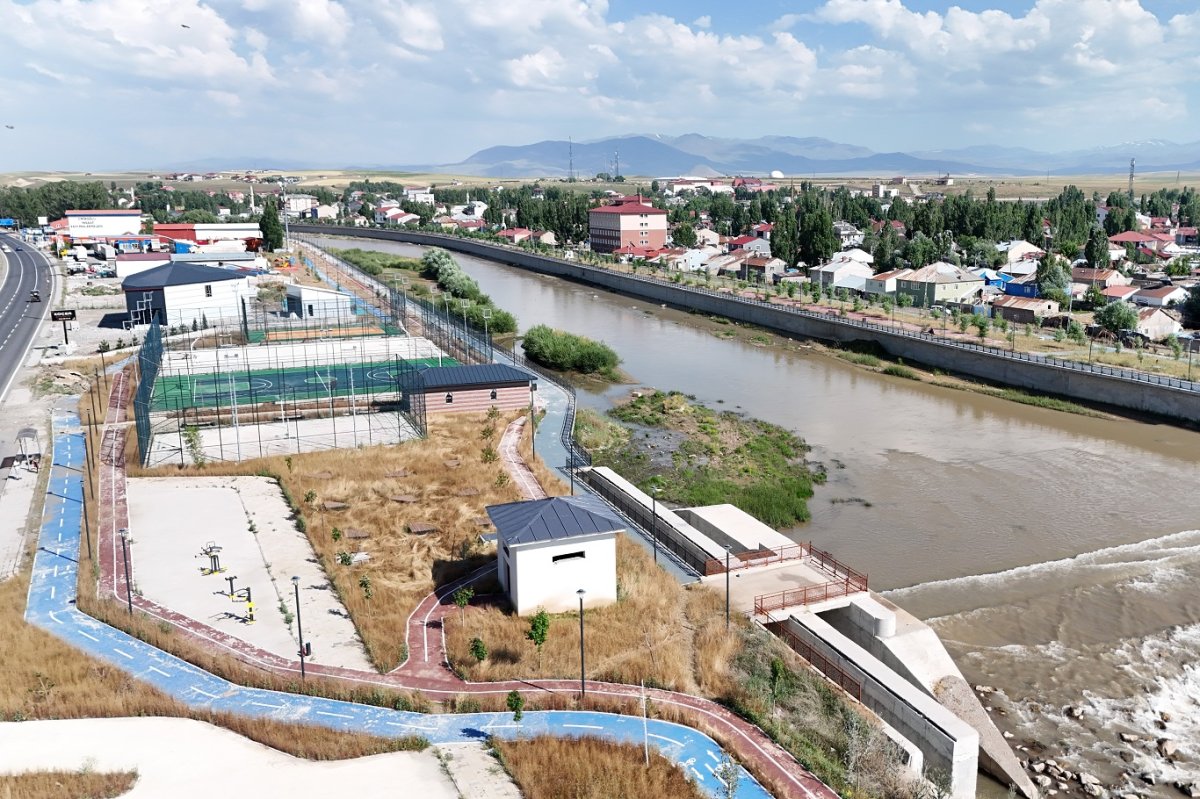 Ağrılı vatandaşlar, 205 milyon TL’lik dev projenin kaderine terk edilmesine tepkili