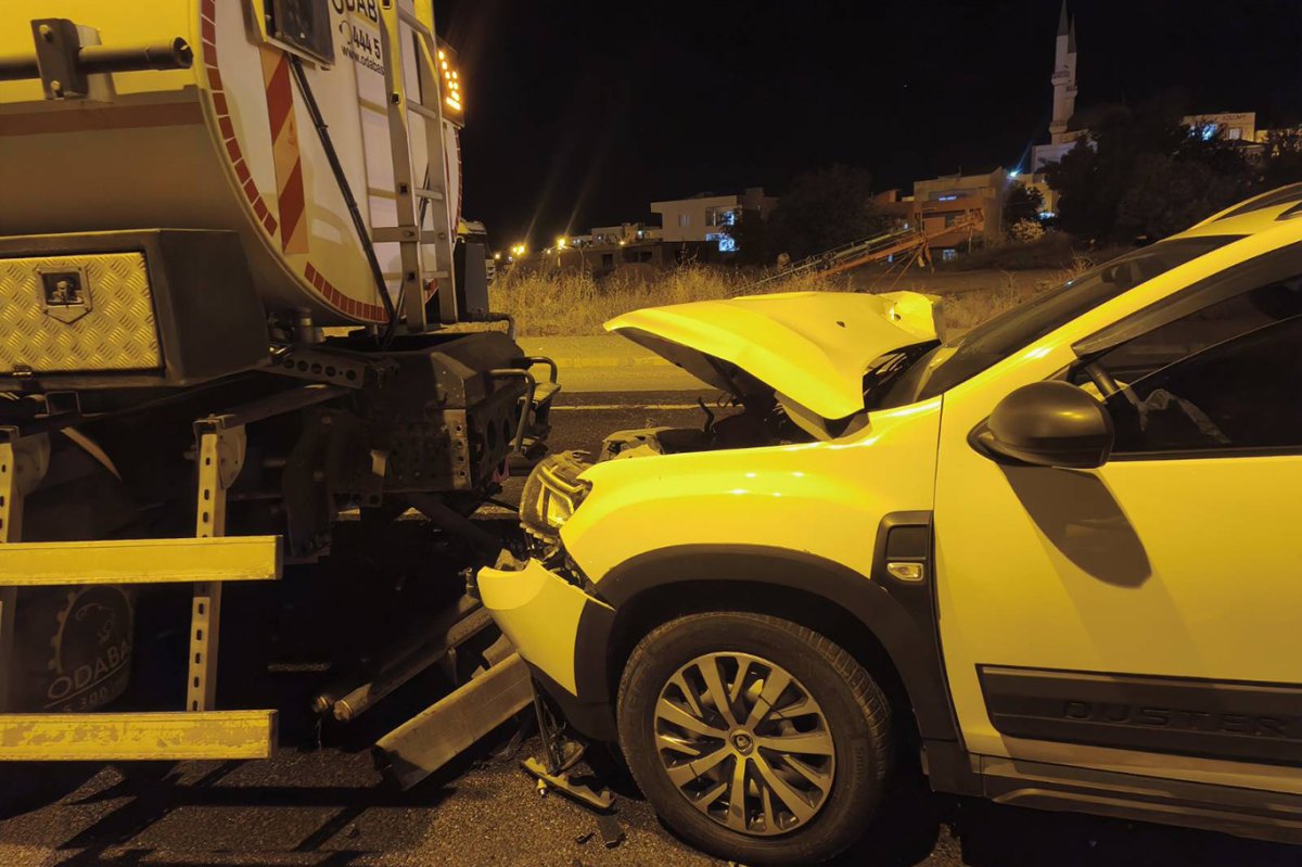 Diyarbakır'da hafif SUV araç sulama tankerine çarptı: 2'si ağır 7 yaralı