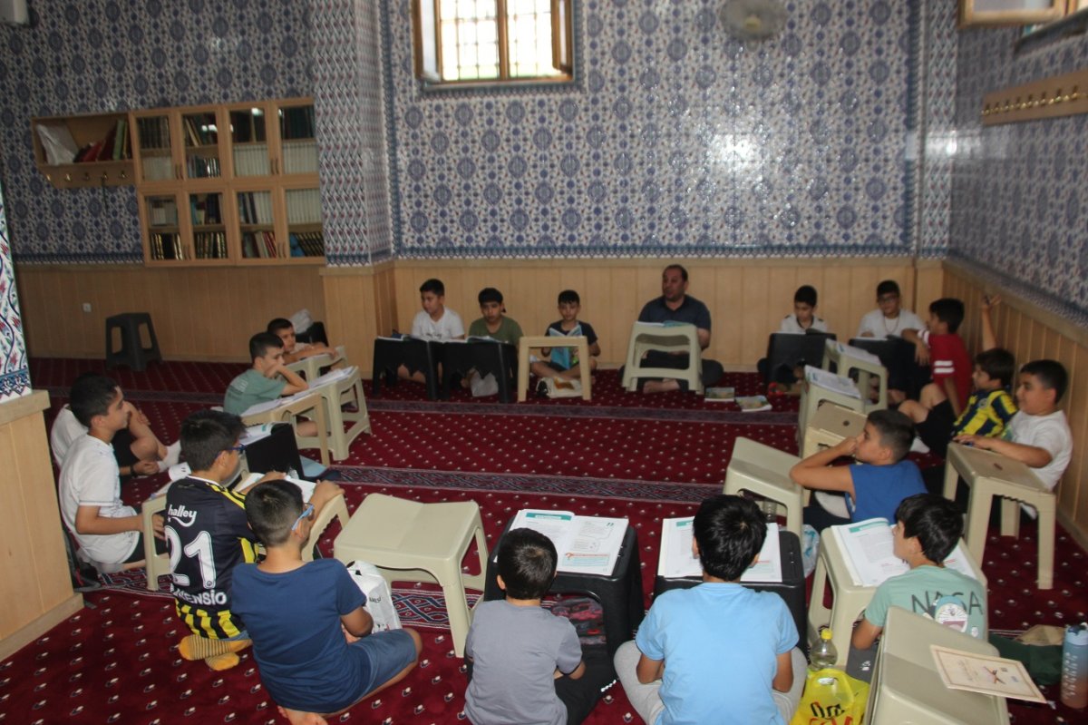 Kur’an kursuna giden çocuklar: Camide bulunmak bize huzur ve mutluluk veriyor