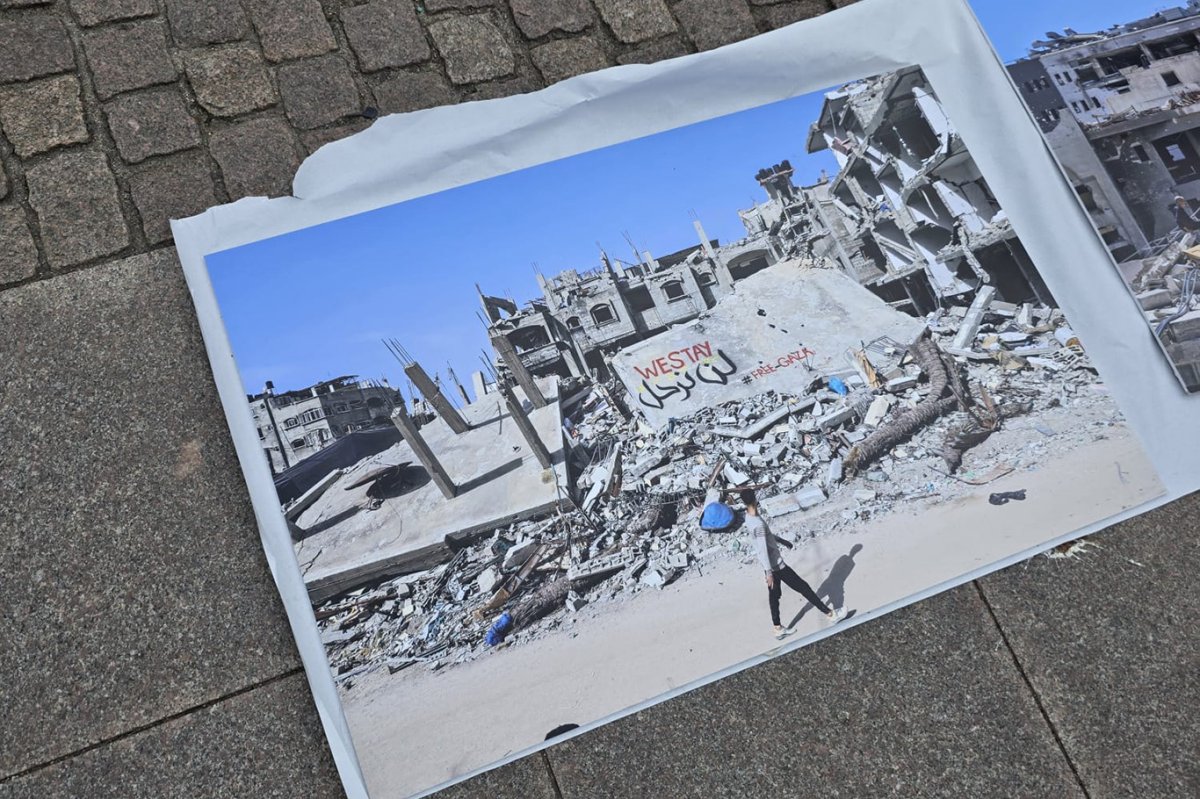 Hamburg'da Gazze için sessiz çığlık: Rathausmarkt'ta anma sergisi düzenlendi