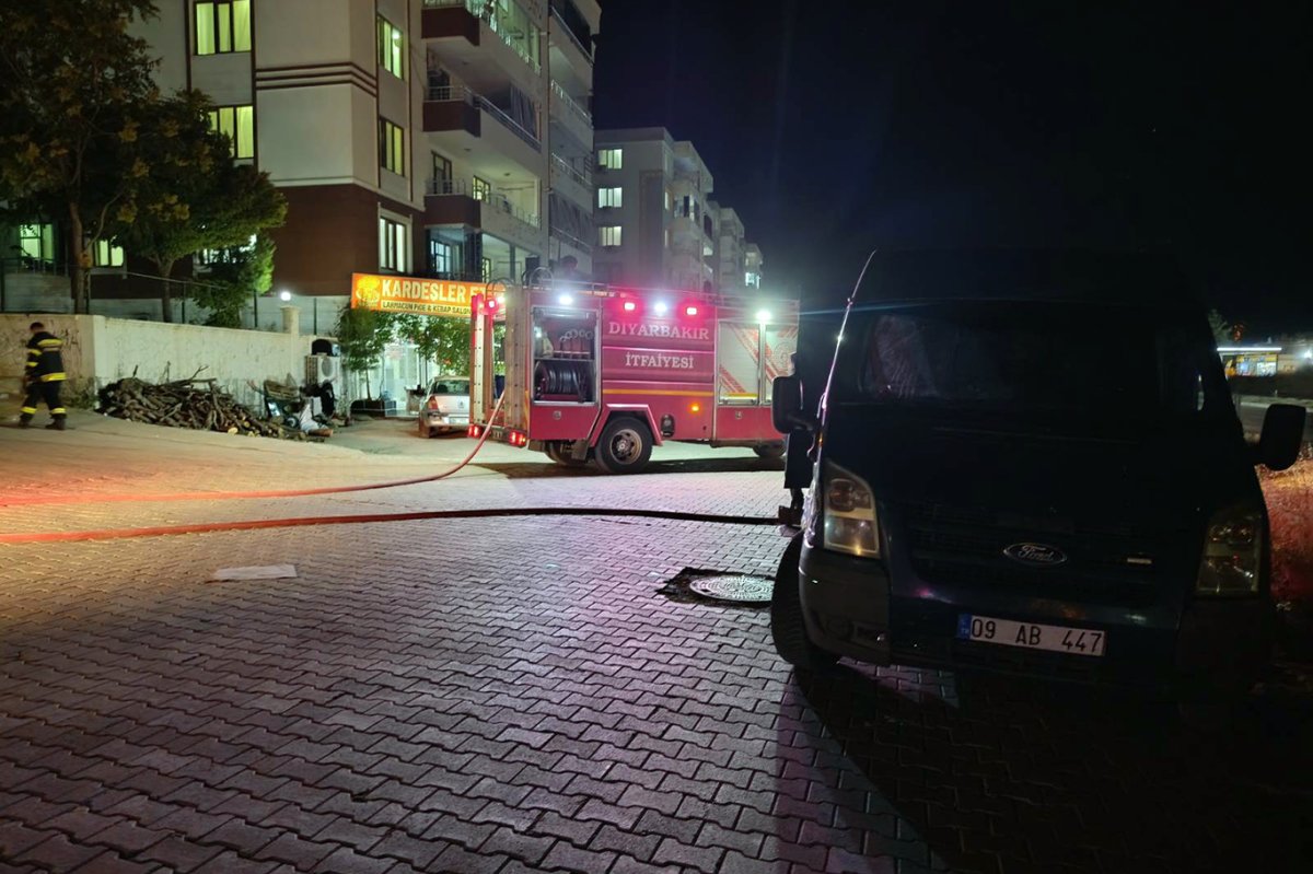 Mangal kömürü yüklü minibüsten duman yükselmesi paniğe yol açtı