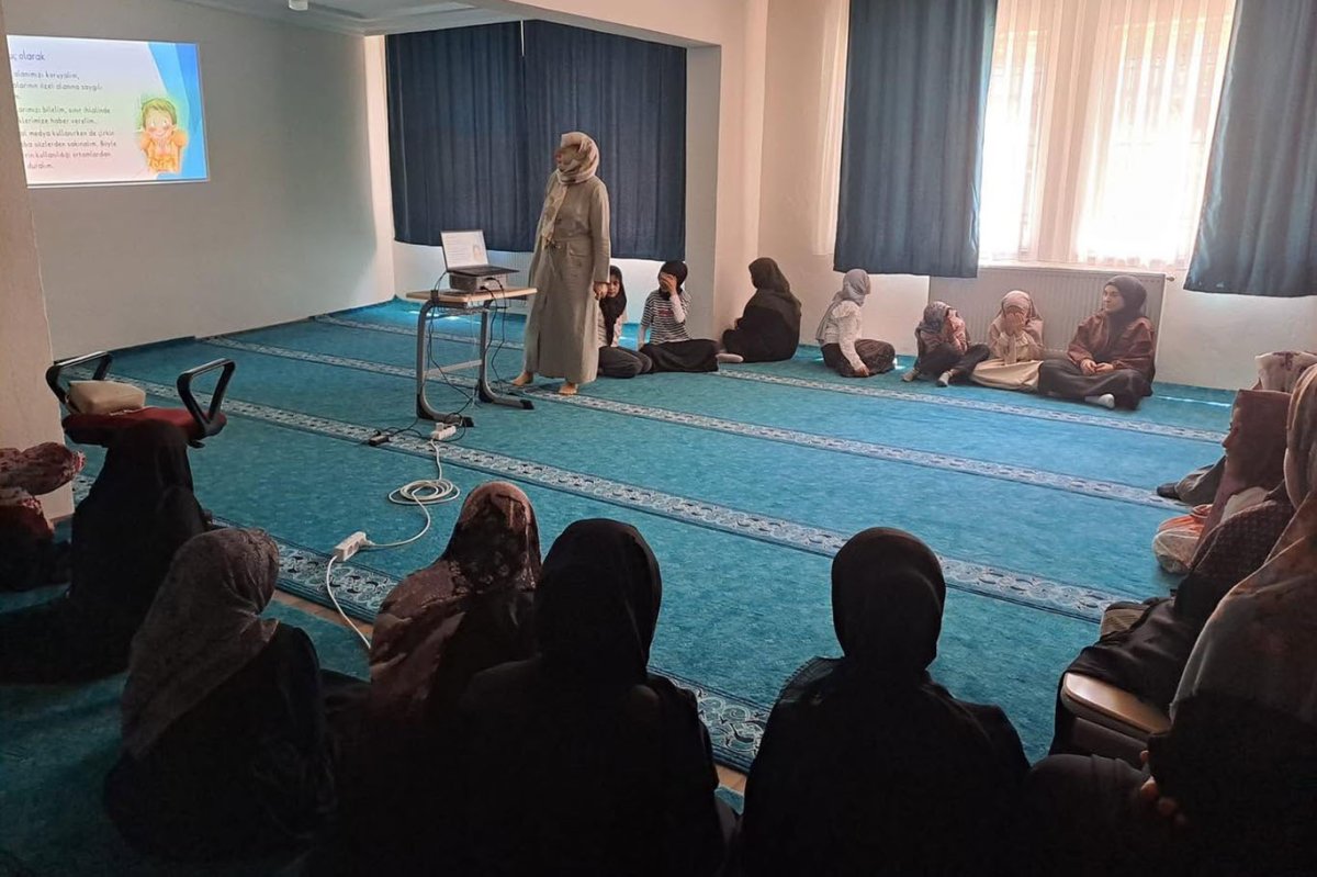 Yaz Kur'an kurslarında öğrencilere rehberlik seminerleri
