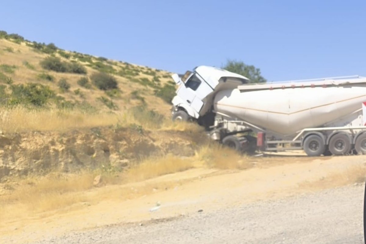 Mardin’de tanker tır yoldan çıkarak kaza yaptı