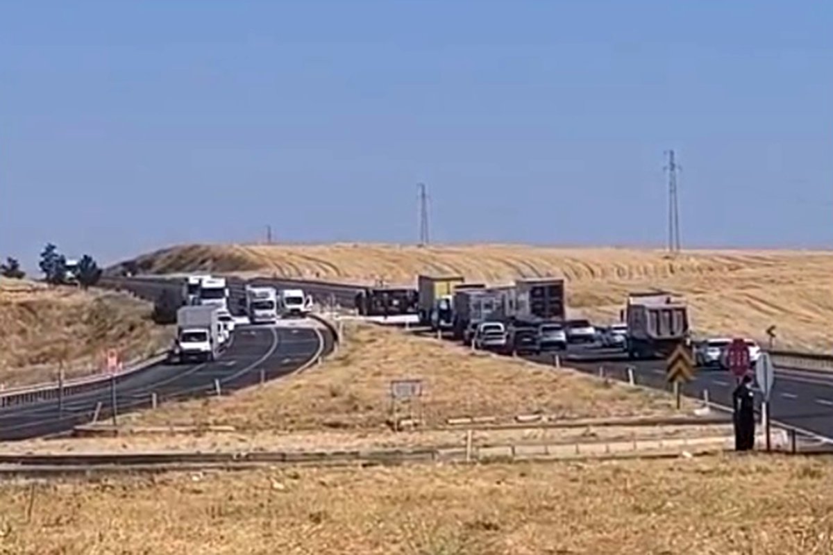 Diyarbakır'da çakıl yüklü kamyon devrildi: 1 yaralı