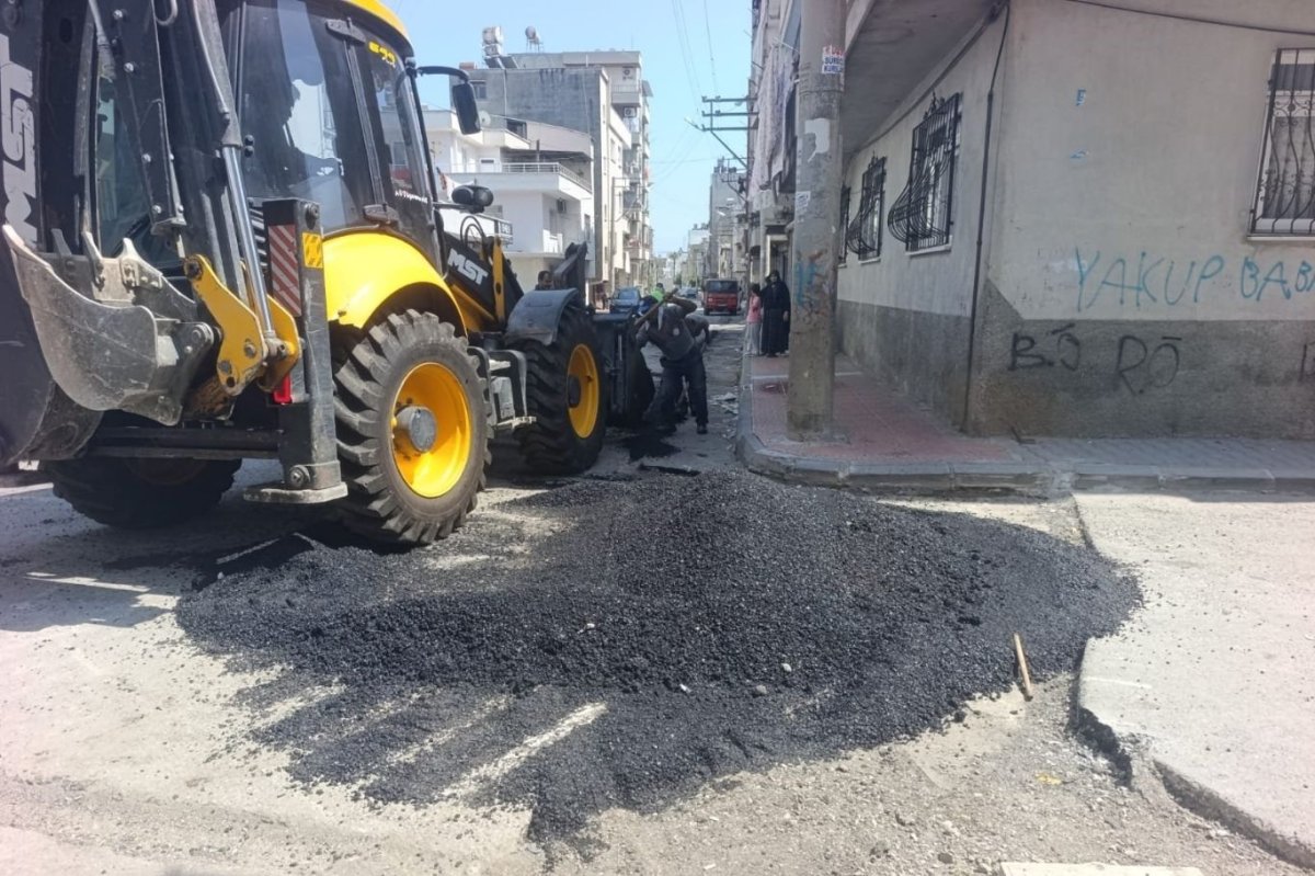 Mersin'in Akdeniz ilçesinde yol bakım ve onarım çalışmaları sürüyor