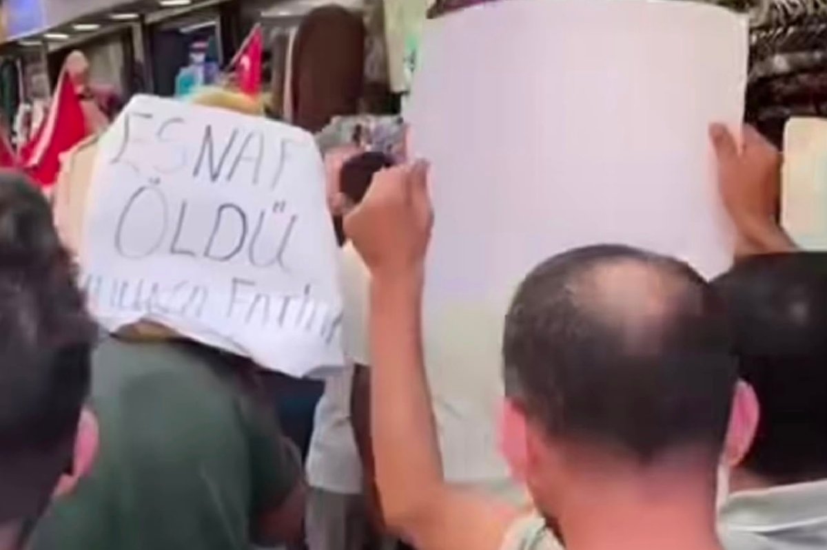 Kemeraltı esnafından otoparkın kapatılmasına tabutlu protesto