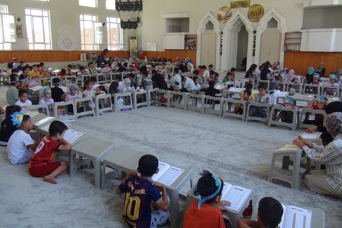 Yaz Kur'an kursu öğrencileri kitap okuyarak kültürel gelişimlerini destekliyor