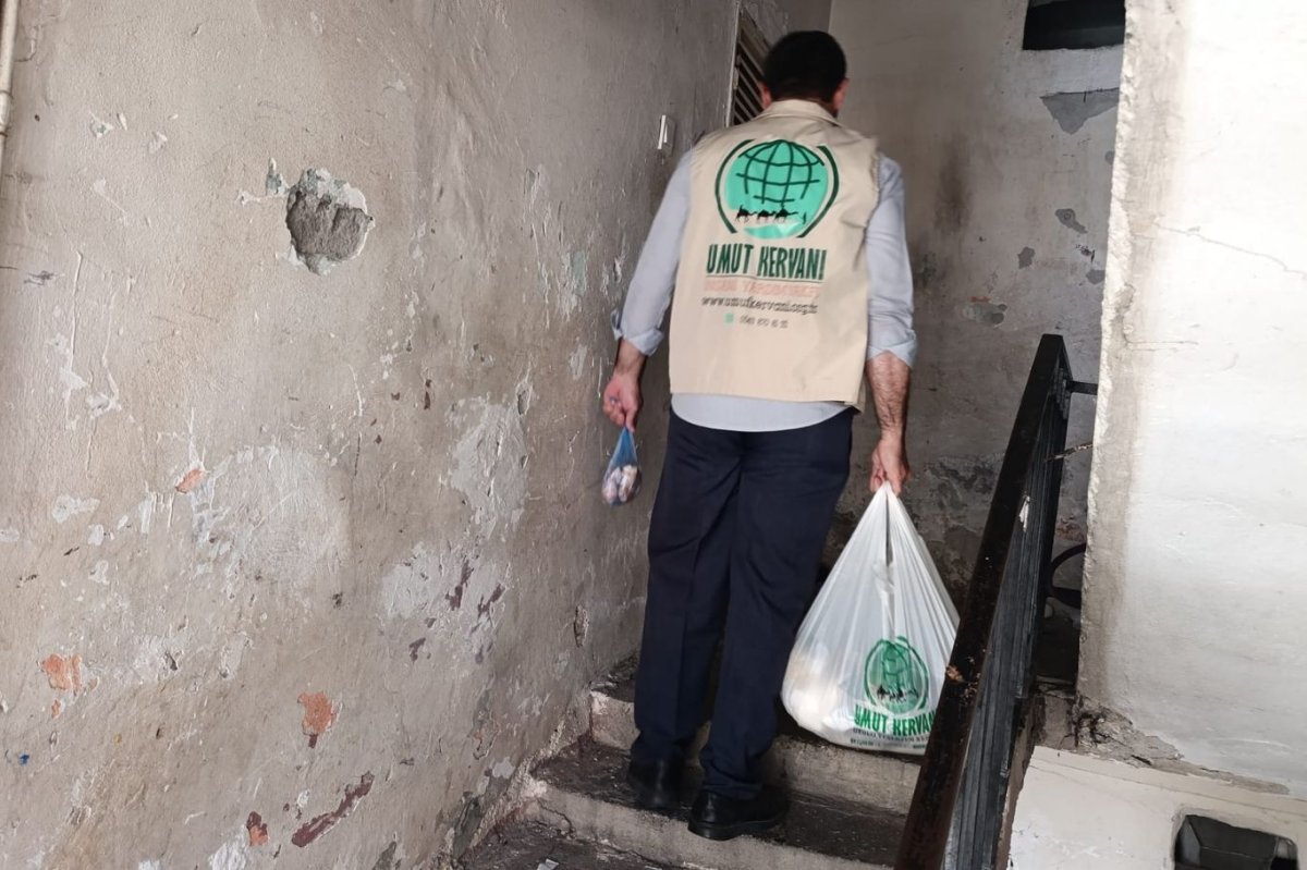 Mersin Umut Kervanından ihtiyaç sahibi ailelere erzak desteği