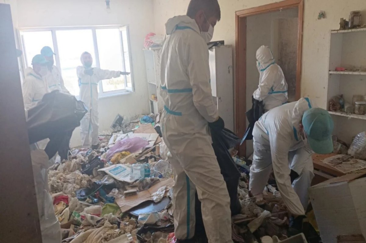 Bursa'da çöp evden 28 ton atık çıkarıldı