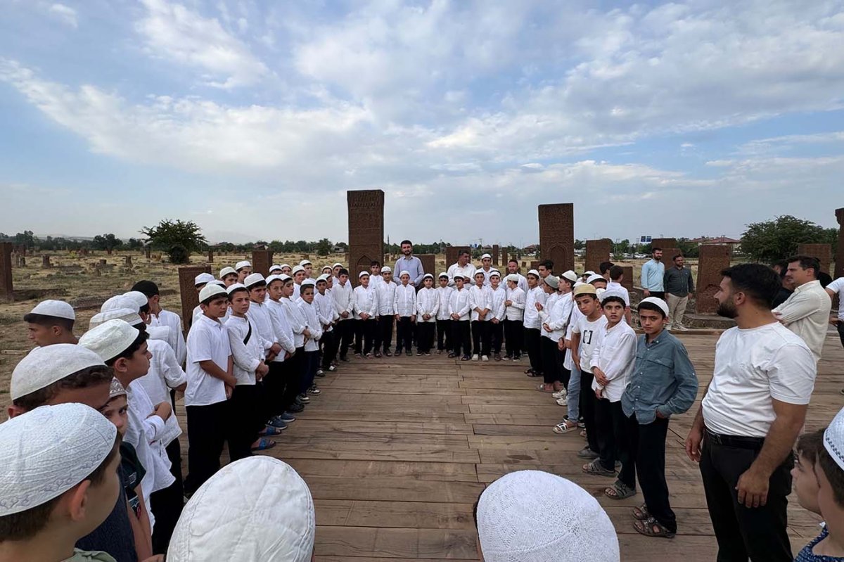 Hafızlık öğrencileri Ahlat Selçuklu Meydan Mezarlığı'nı ziyaret etti