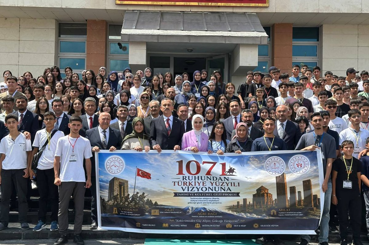 Ağrı'da gençler tarih gezisine uğurlandı