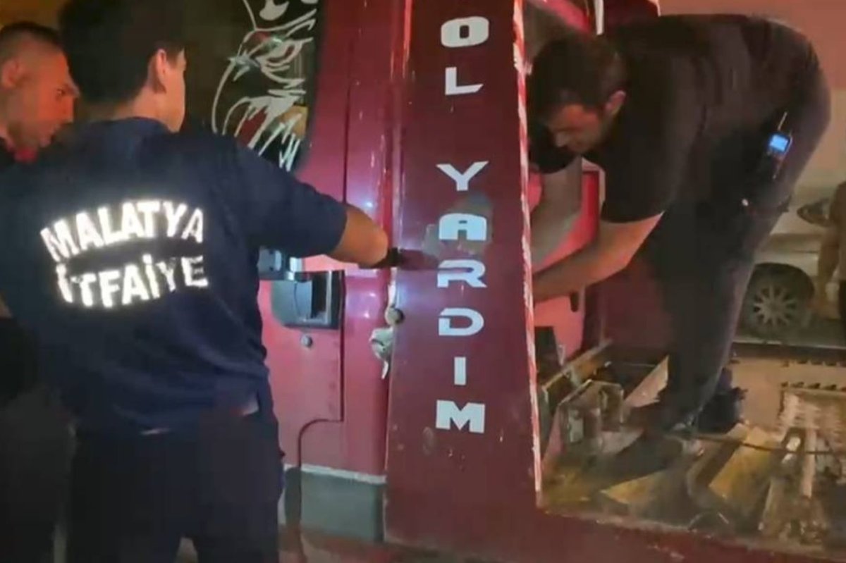 Malatya'da çekicinin demir kısmına sıkışan kedi kurtarıldı