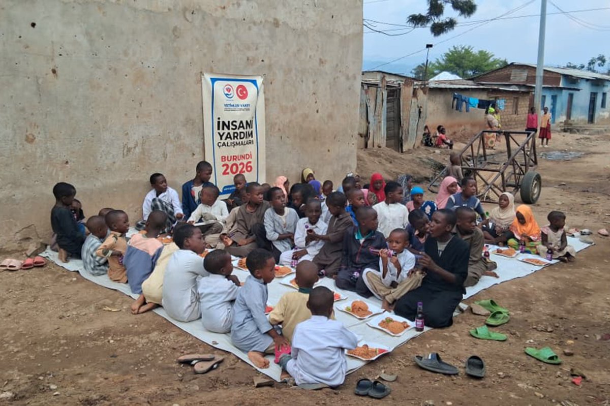 Yetimler Vakfı Afrika'da sıcak yemek dağıttı