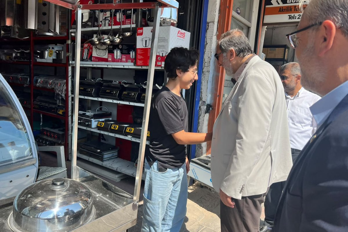 HÜDA PAR Genel Sekreteri Yılmaz, İzmir'de esnafı ziyaret etti