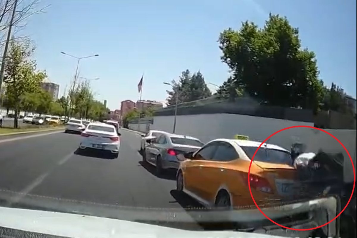 Diyarbakır'da motosikletin araca çarpma anı kameralara yansıdı