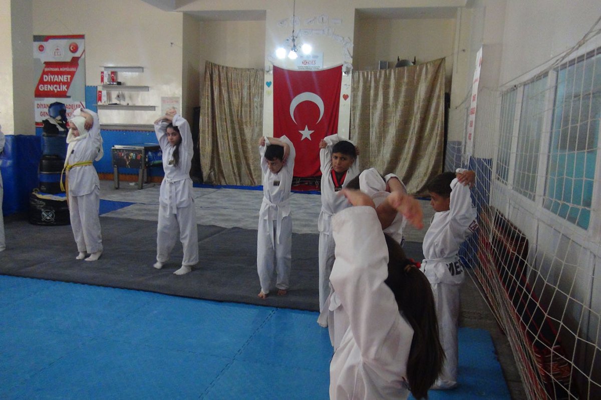 Kur'an kursu öğrencileri camide tekvando eğitimiyle buluşuyor