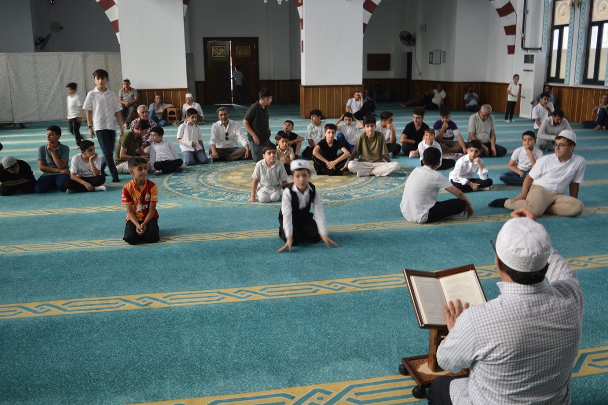 Siirt'te çocuklar ekranlardan uzaklaşıp camilerde iman ve ahlakla buluşuyor