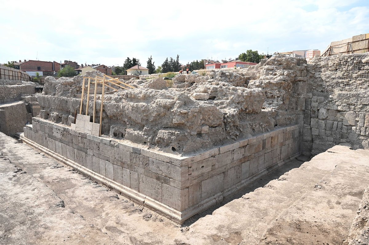 Konya’da Selçuklu dönemine ait surlar ve Larende Kapısı gün yüzüne çıkarılıyor
