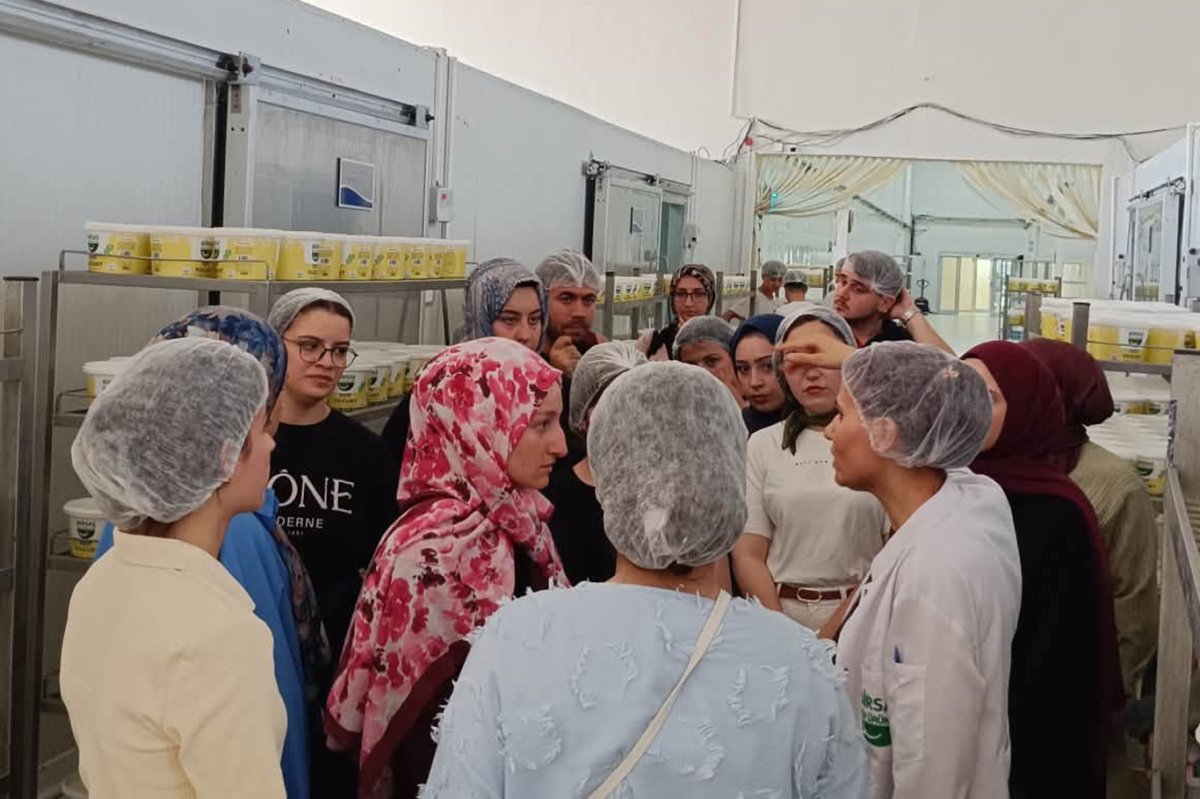 Stajyer öğrenciler süt fabrikasında üretim süreçlerini inceledi