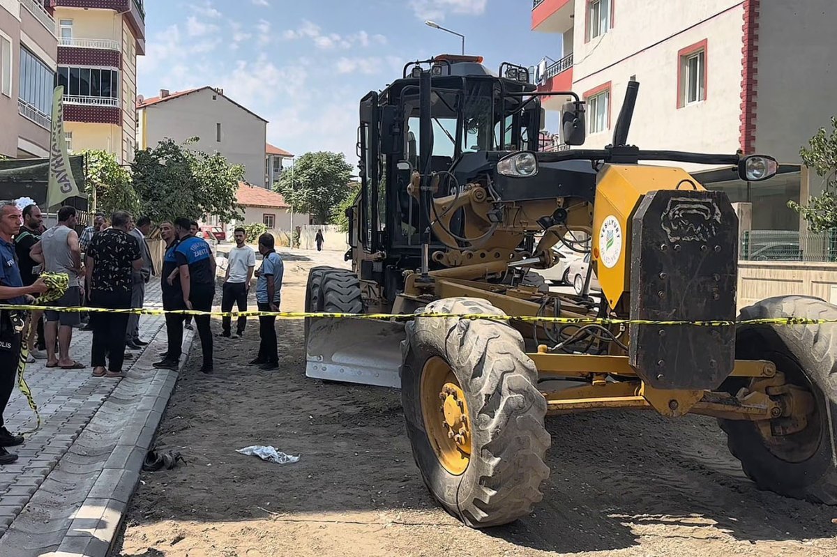 İş makinesinin altında kalan belediye işçisi hayatını kaybetti