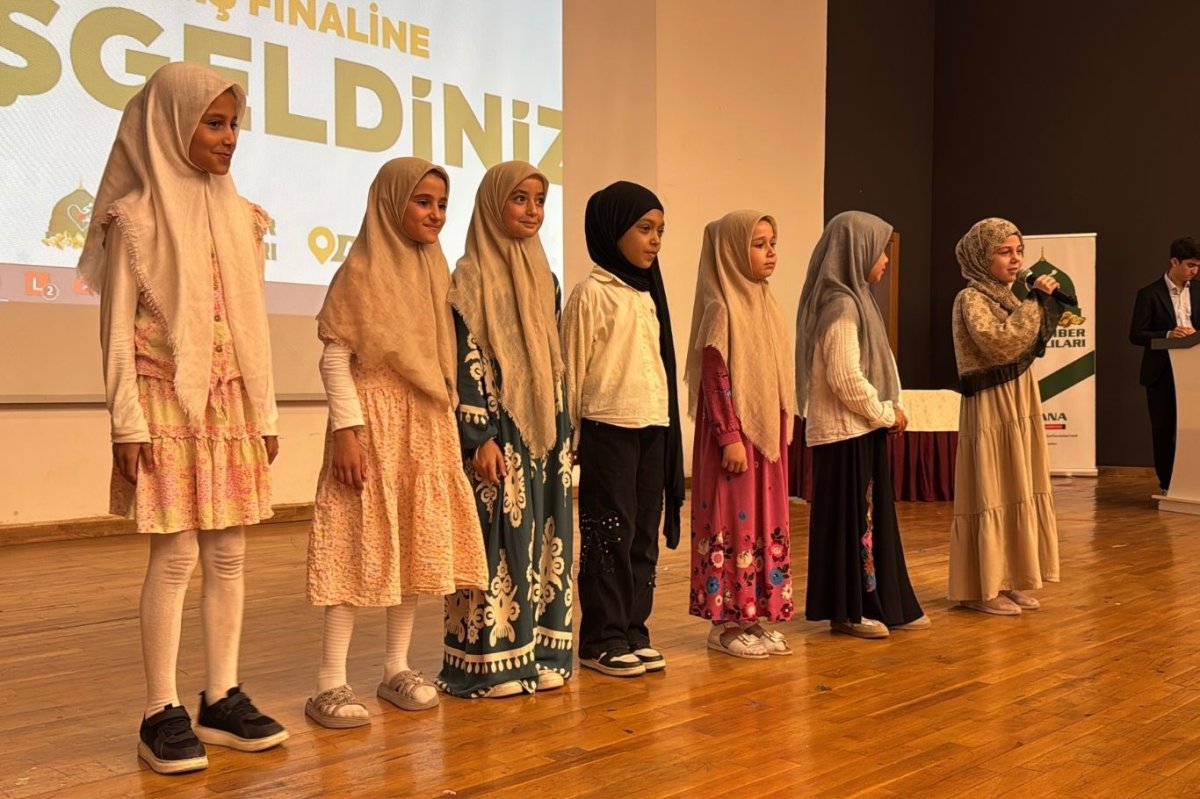 Adana'da yüzlerce öğrenci yaz okulunun kapanışında buluştu