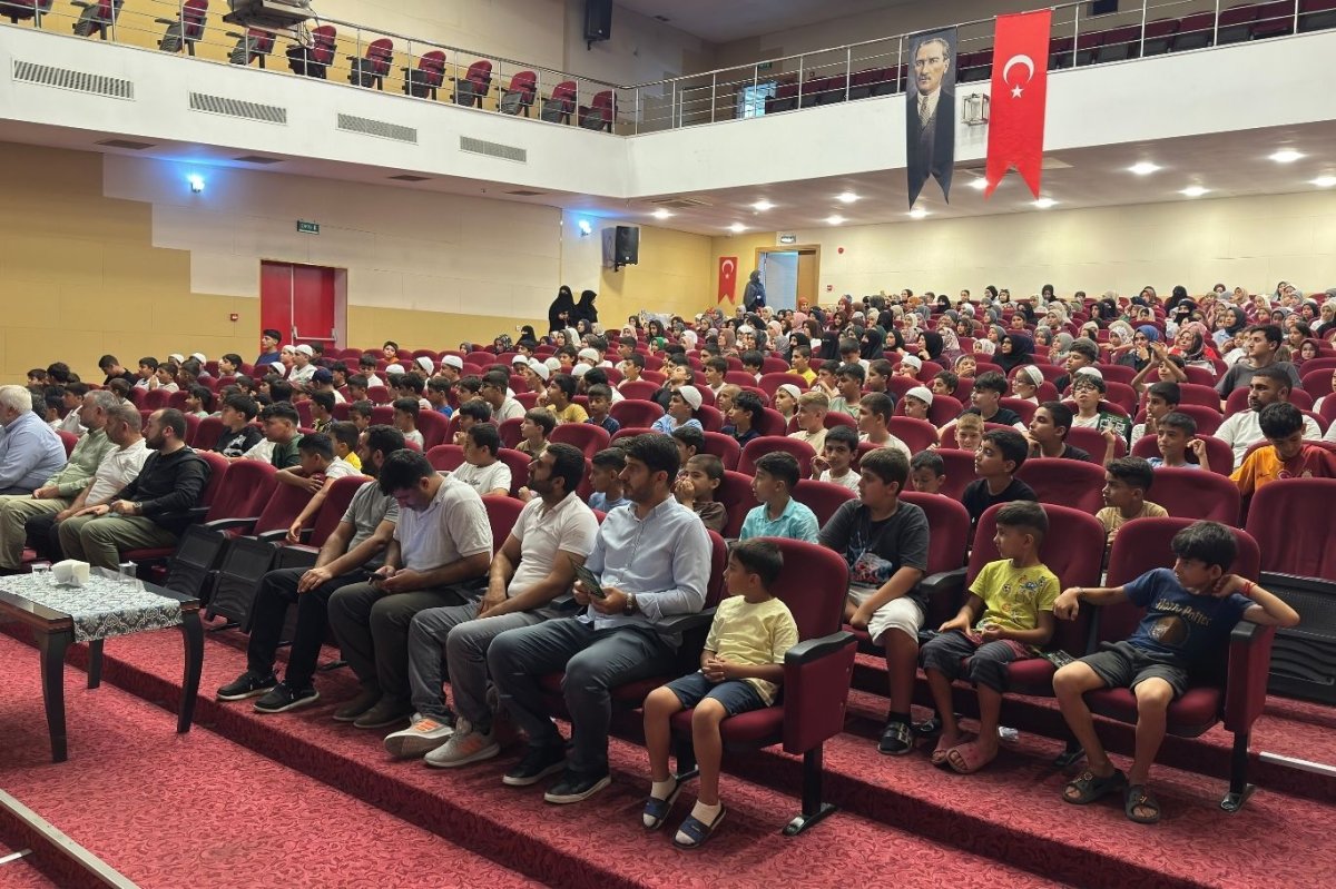 Adana'da yüzlerce öğrenci yaz okulunun kapanışında buluştu