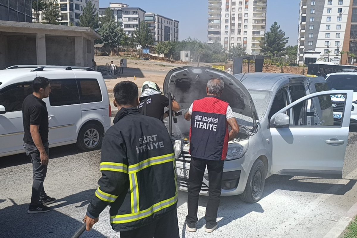 Siirt'te seyir halindeki kamyonette yangın çıktı