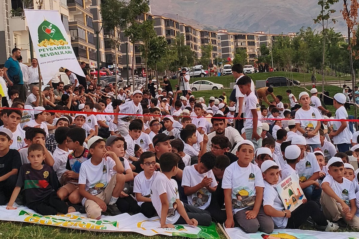 Muş'ta "Hayat Namazla Güzeldir" coşkusu: Yüzlerce çocuk ve veli bir araya geldi