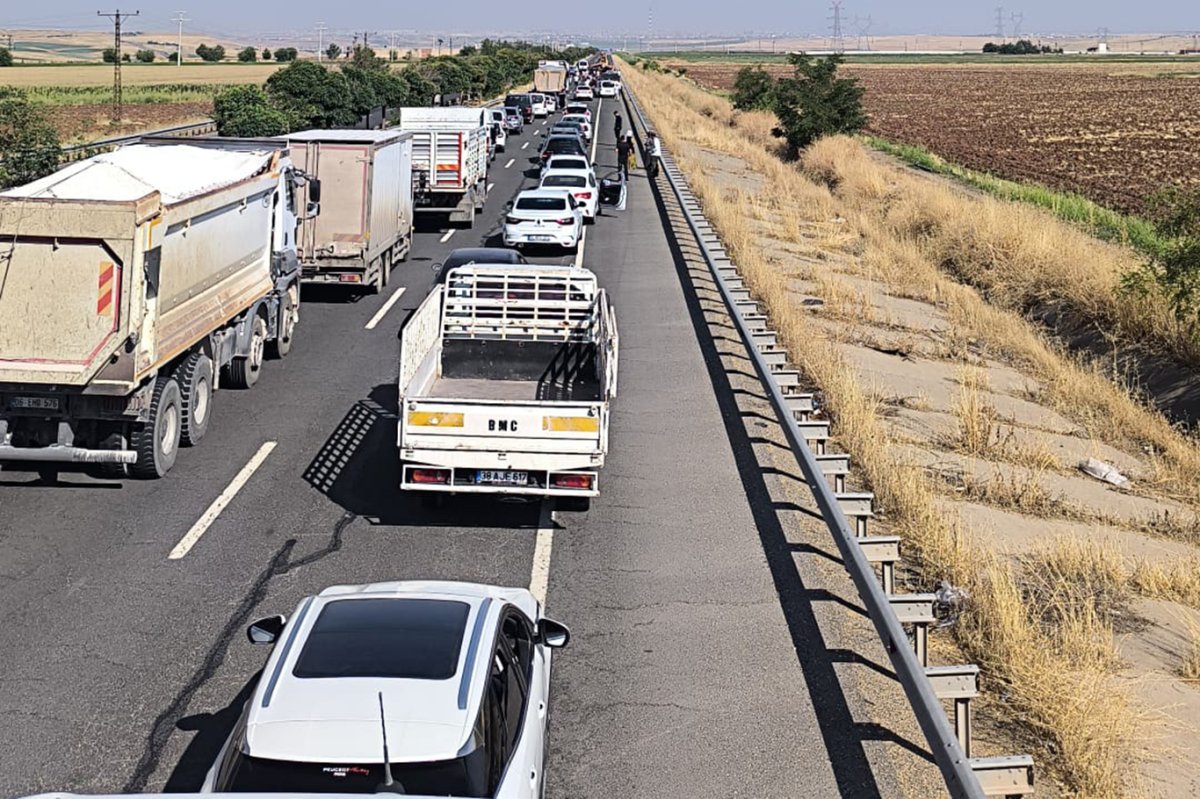 Minibüs ile kavun yüklü traktör çarpıştı: 2 ölü, 6 yaralı