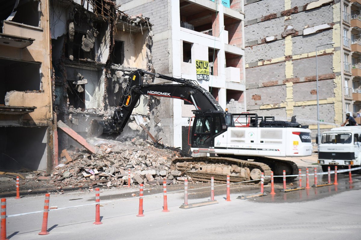 Yeşilyurt Belediyesinden metruk yapıları yıkım çalışması