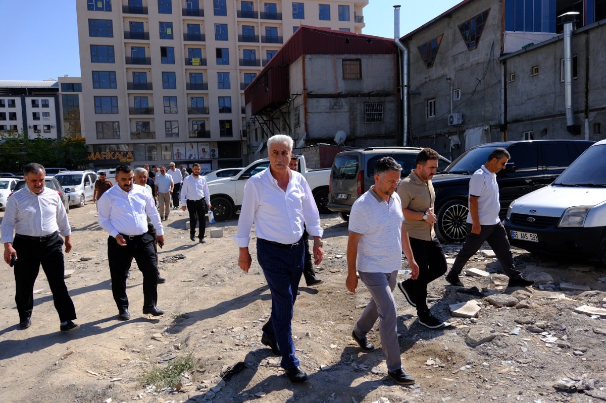 HÜDA PAR Van İl Başkanlığı, yıllardır mülkiyet sorunu yaşayan esnafla bir araya geldi