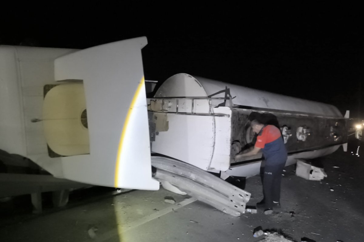 Tanker demir bariyeri biçti: Sürücü yaralandı