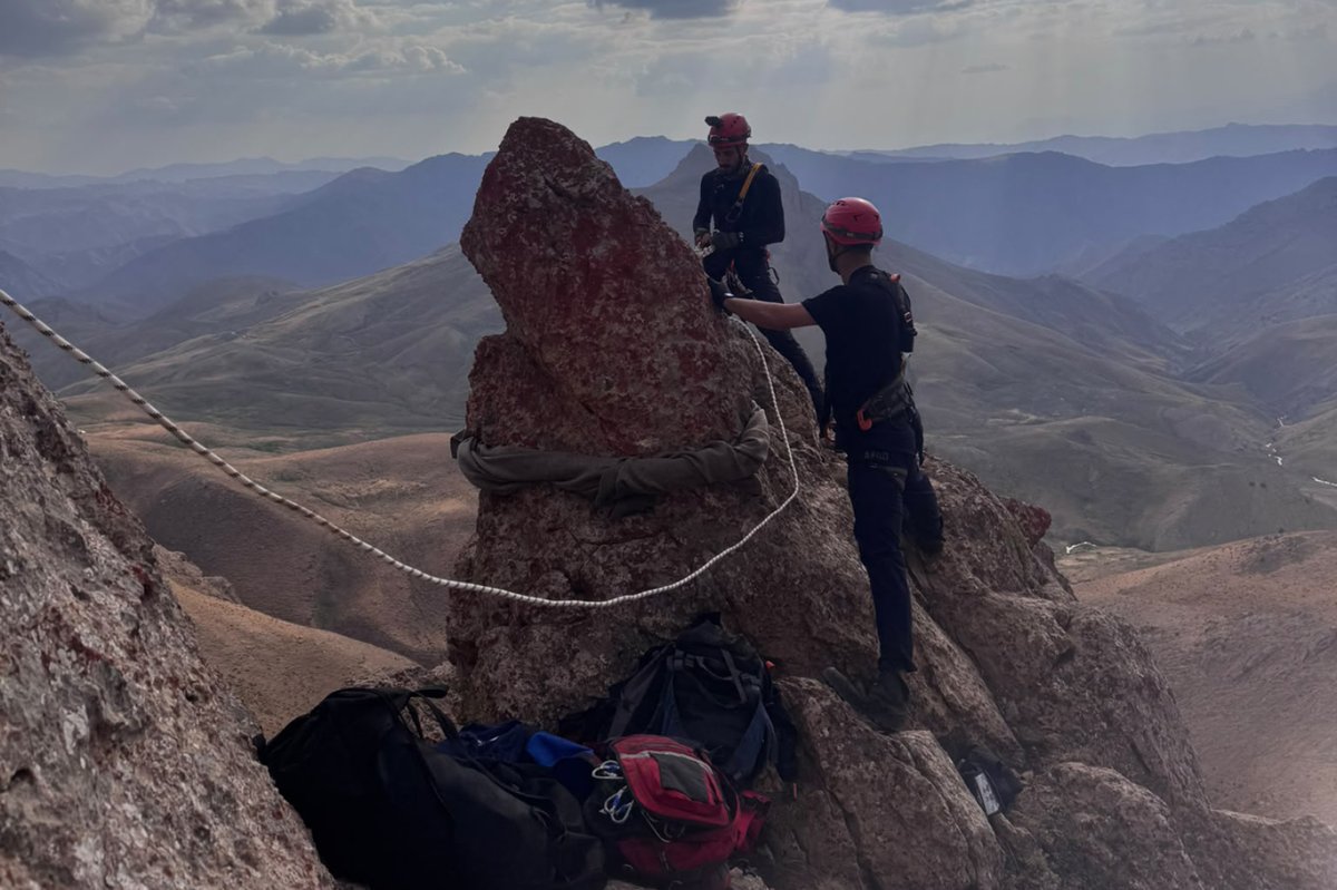 Şırnak'ta dağda mahsur kalan keçiler için ekipler seferber oldu