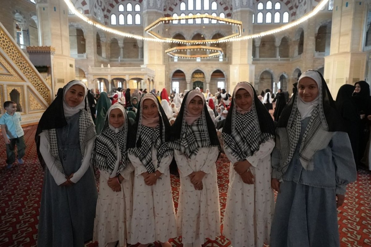 Adana’da tesettüre giren kız çocuklarından duygu yüklü mesajlar