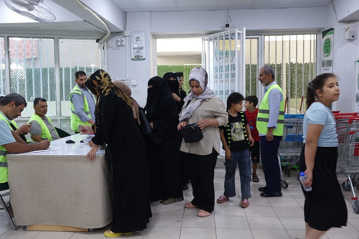 Şanlıurfa'da yüzlerce aileye yazlık giyim yardımı