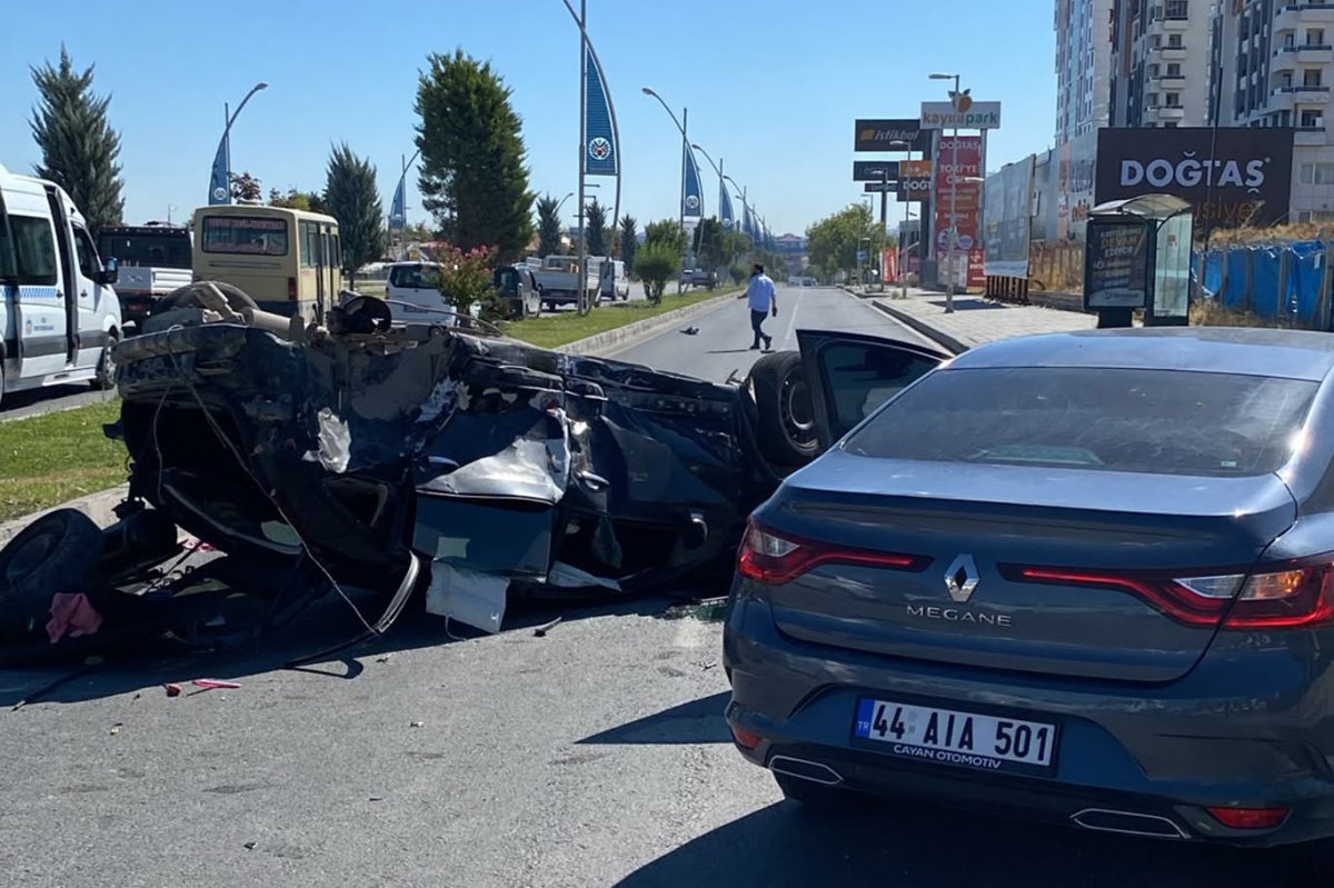 Malatya'da iki otomobil çarpıştı: 3 yaralı