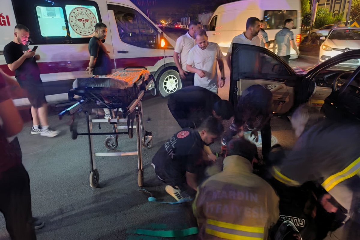 Mardin'de iki otomobilin çarpıştı: 2 yaralı