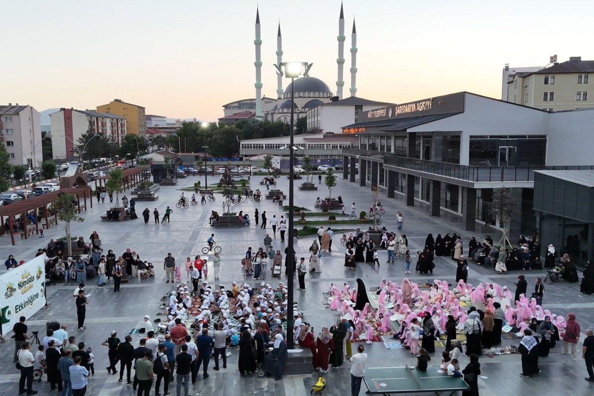 Ağrı’da yüzlerce çocuk "Hayat Namazla Güzeldir" etkinliğine katıldı