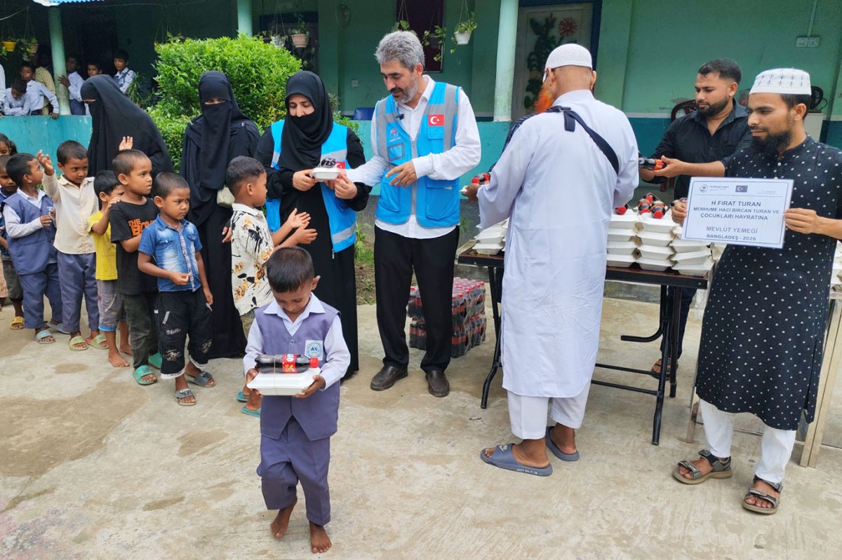 Yetimler Vakfı Bangladeş'te Mevlid Kandili'nde yetim ve ihtiyaç sahiplerine yemek dağıttı