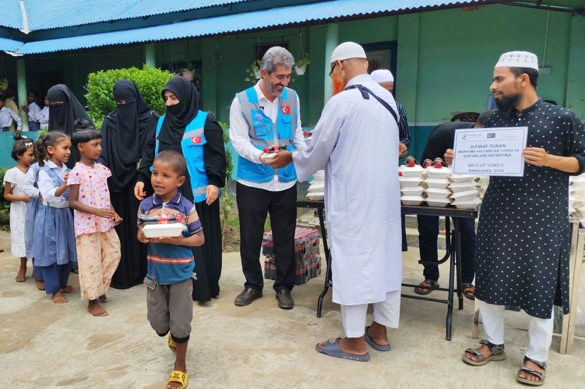 Yetimler Vakfı Bangladeş'te Mevlid Kandili'nde yetim ve ihtiyaç sahiplerine yemek dağıttı