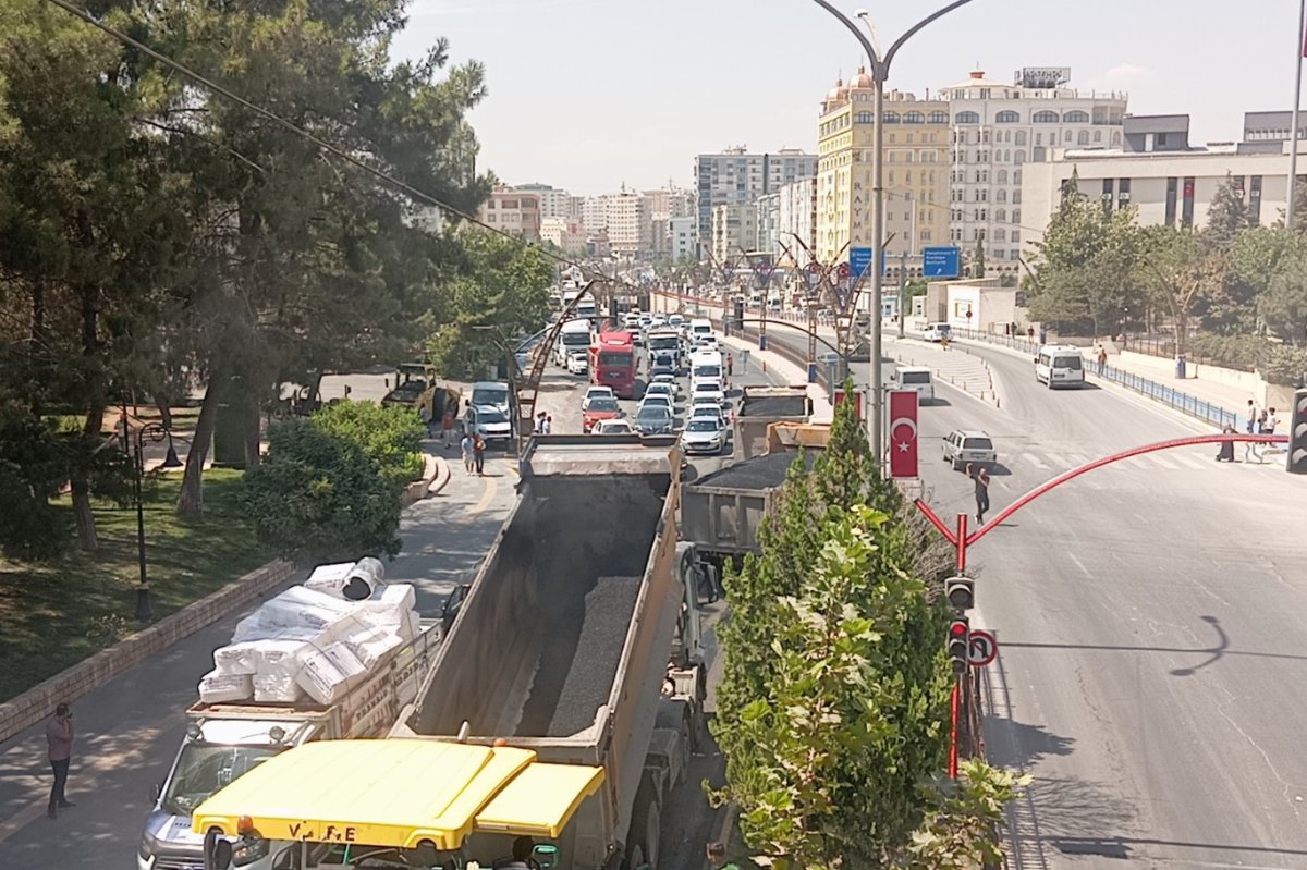 Mardin’in en işlek yolunda gündüz vakti asfalt çalışması