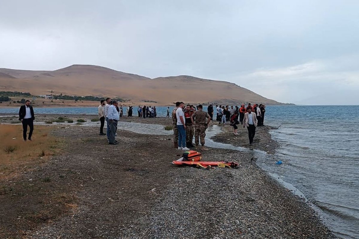 Van Gölü’ndeki boğulma tehlikesi geçiren biri çocuk 3 kişi kurtarıldı
