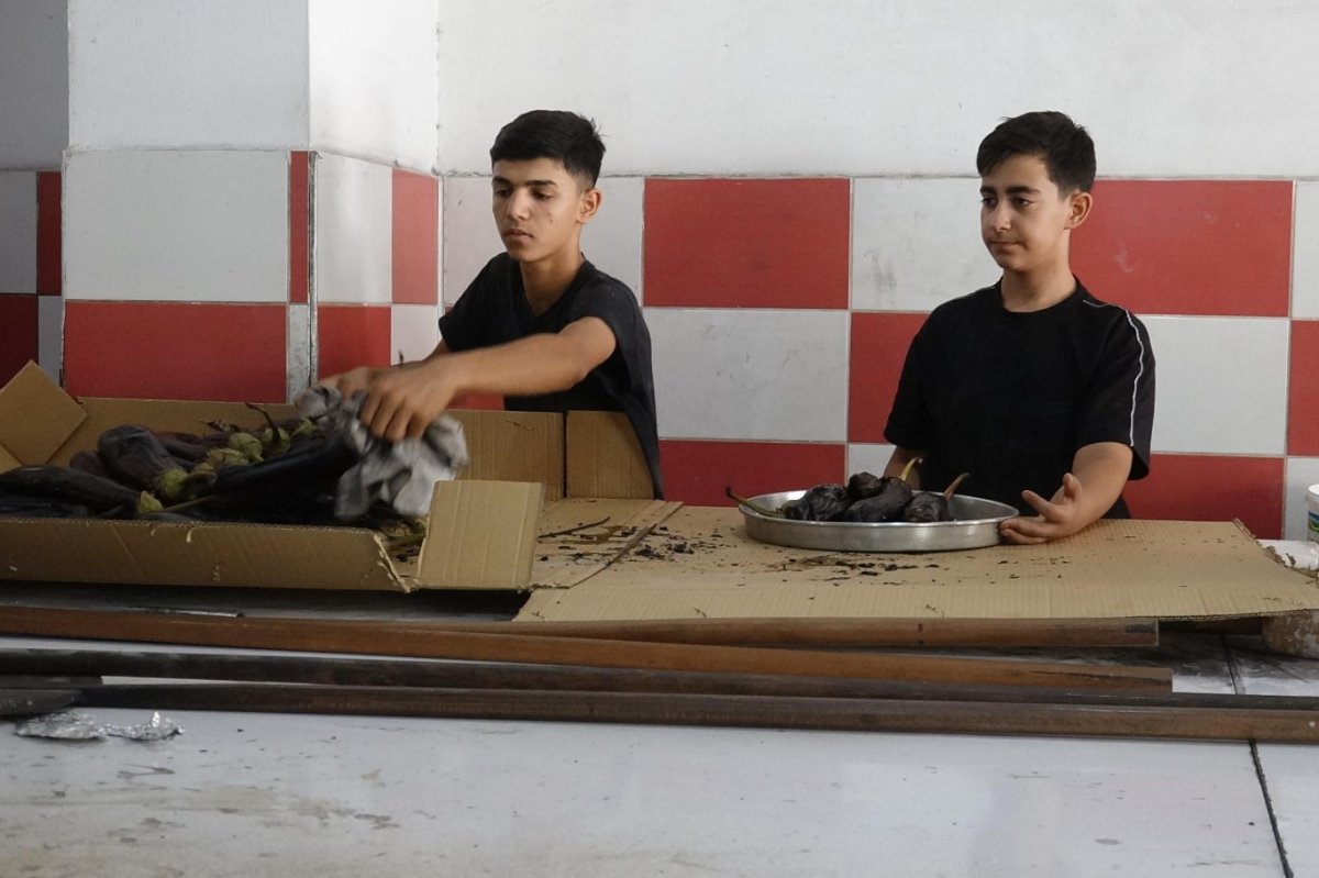 Çeyrek asırlık fırın ustası hem kendisini hem de çıraklarını helal rızık çizgisinde yetiştiriyor