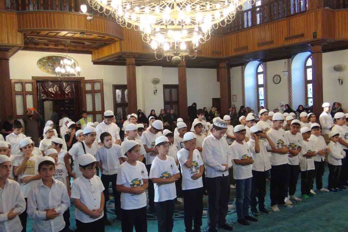 Kocaeli'de yüzlerce çocuk namaz için yürüdü: "Hayat Namazla Güzeldir" programı sona erdi