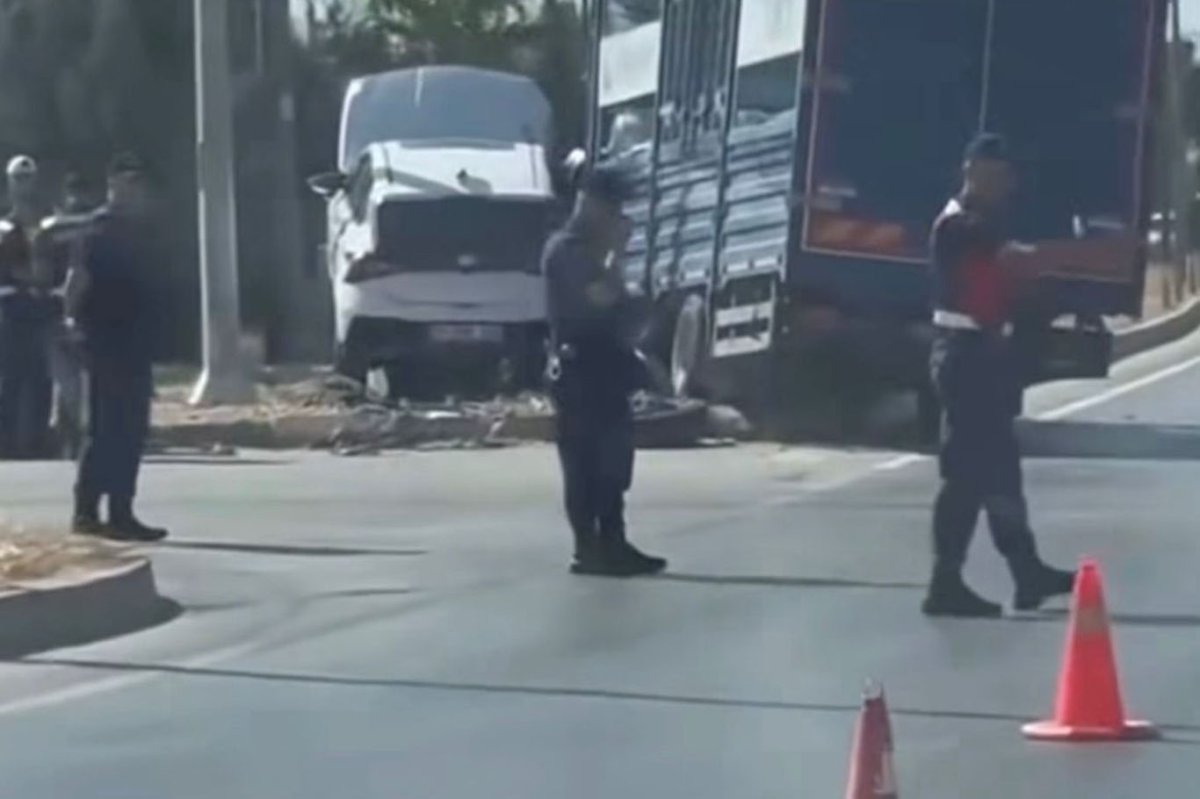 Menderes'te otomobil ile panelvan çarpıştı, sürücüler yaralandı