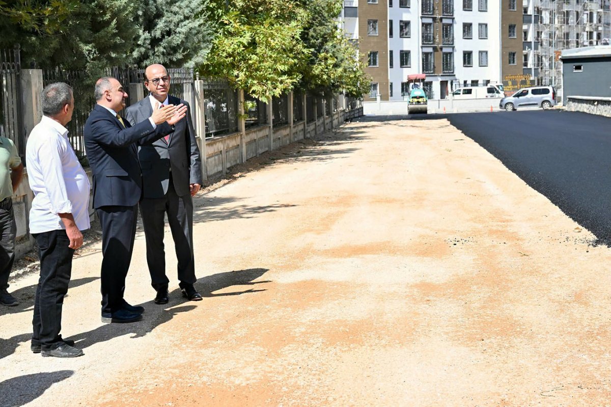 Yeşilyurt'ta altyapısı tamamlanan yollar sıcak asfaltla yenileniyor