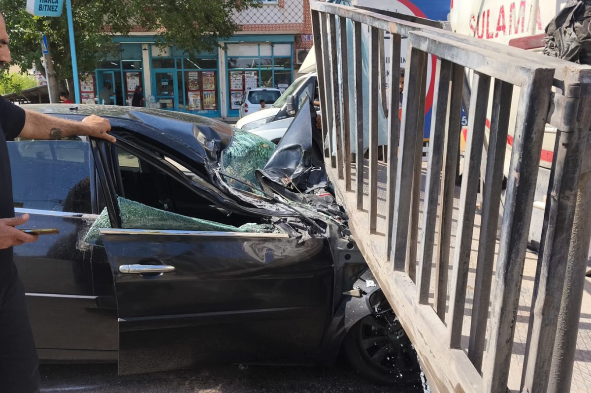 Diyarbakır'da otomobil sulama aracına çarptı: 1 yaralı