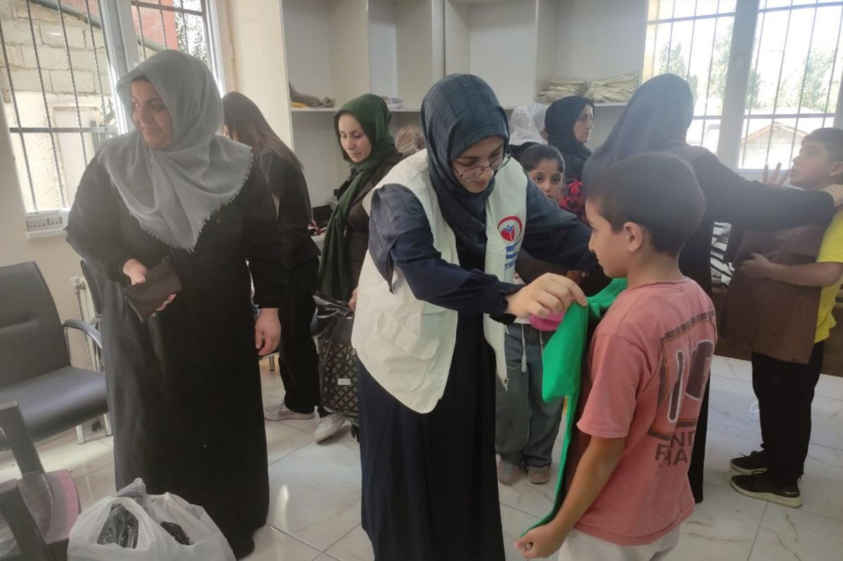 Yetimler Vakfı Van’da yetim çocuklara kırtasiye yardımında bulundu